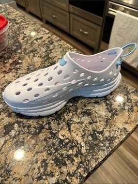 Kane’s woman’s size 9